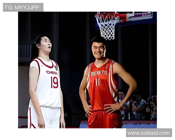 姚明脱鞋袜瞬间引发热议网友纷纷调侃其巨人魅力与生活趣事